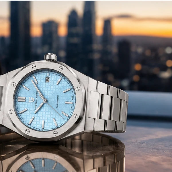 Rel?gio masculino azul claro em rooftop luxuoso com skyline desfocado