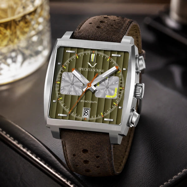 Detalhe do cronografo Couro Torq com pulseira couro marrom perfurado