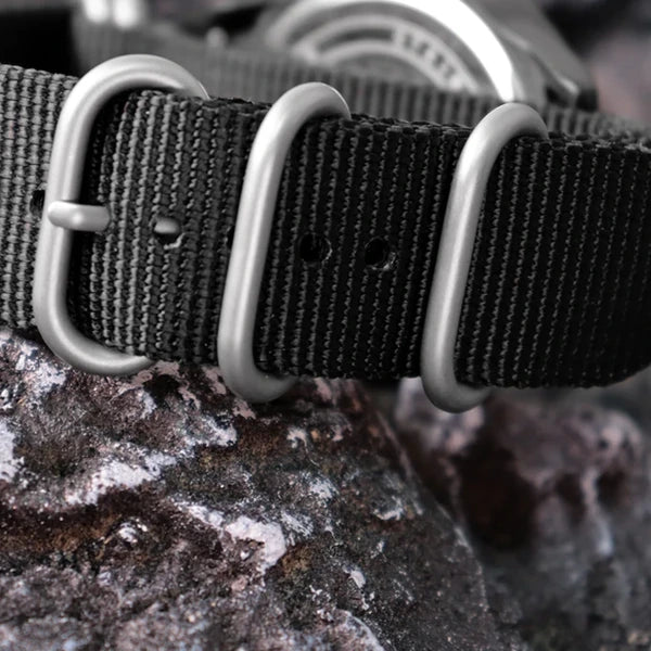 Rel?gio Charlie Addiesdive Preto - detalhe da fivela NATO