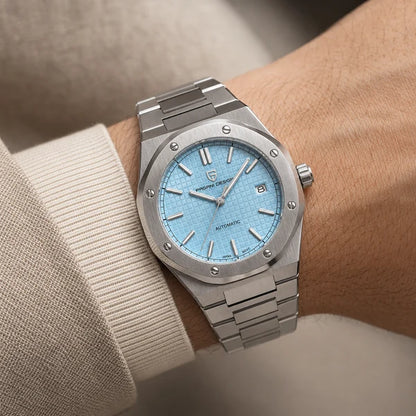 Uso casual elegante da vers?o azul-claro no punho