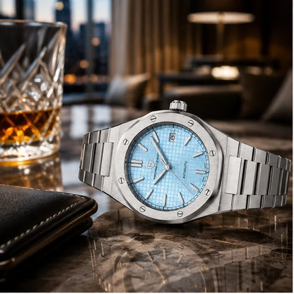 Rel?gio Pagani Design azul claro em mesa de m?rmore com ta?a de cristal