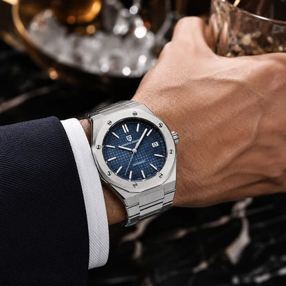 Pulseira de a?o no pulso com dial azul texturizado