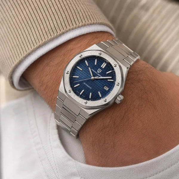 Uso social do modelo azul com bracelete met?lico