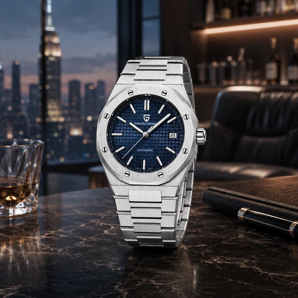 Rel?gio Pagani Design prata azul em lounge luxuoso com skyline ao fundo