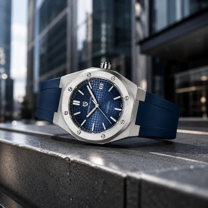 Caixa octogonal com pulseira de silicone em ambiente urbano