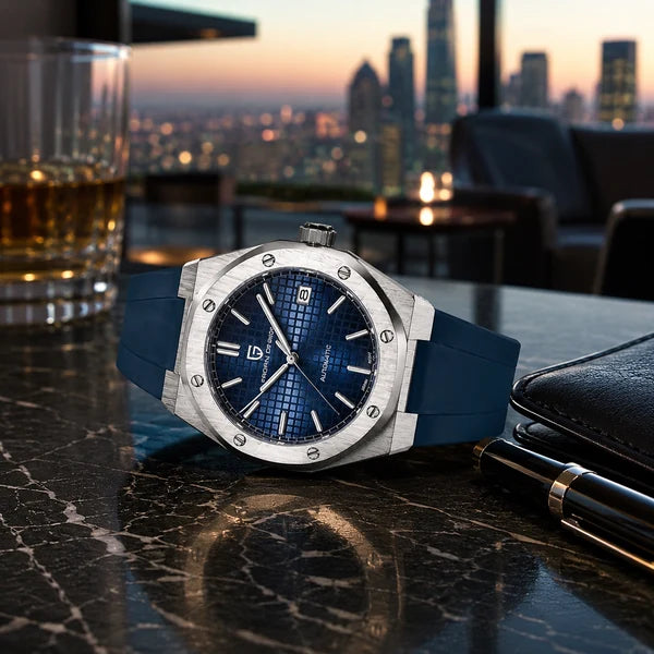 Rel?gio Pagani Design azul em mesa de m?rmore com atmosfera de hotel cinco estrelas