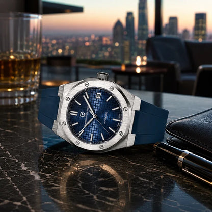Rel?gio Pagani Design azul em mesa de m?rmore com atmosfera de hotel cinco estrelas