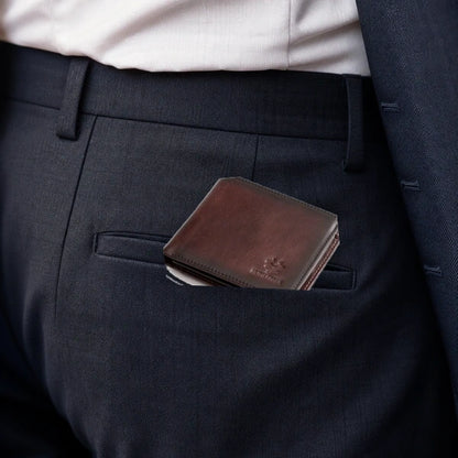 Carteira Masculina de Couro HumerPaul Torino Cafe no bolso em visual social masculino