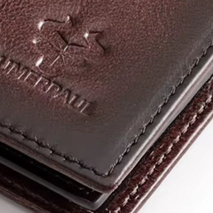 detalhe do logo em carteira masculina HumerPaul café
