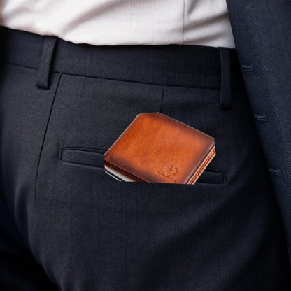 Carteira Masculina de Couro HumerPaul Torino Marrom no bolso em visual social masculino