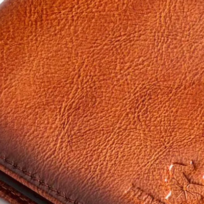costura e textura do couro em carteira masculina marrom