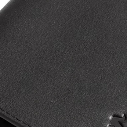 costura e textura do couro em carteira masculina preta