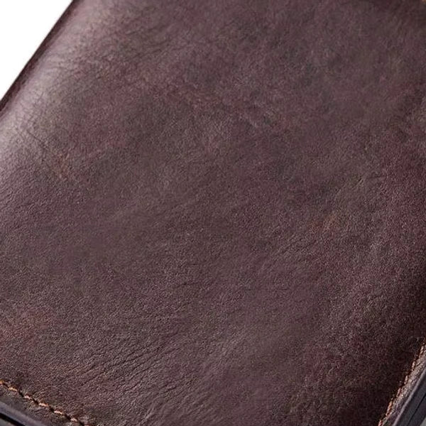 detalhe do couro café da carteira masculina HumerPaul