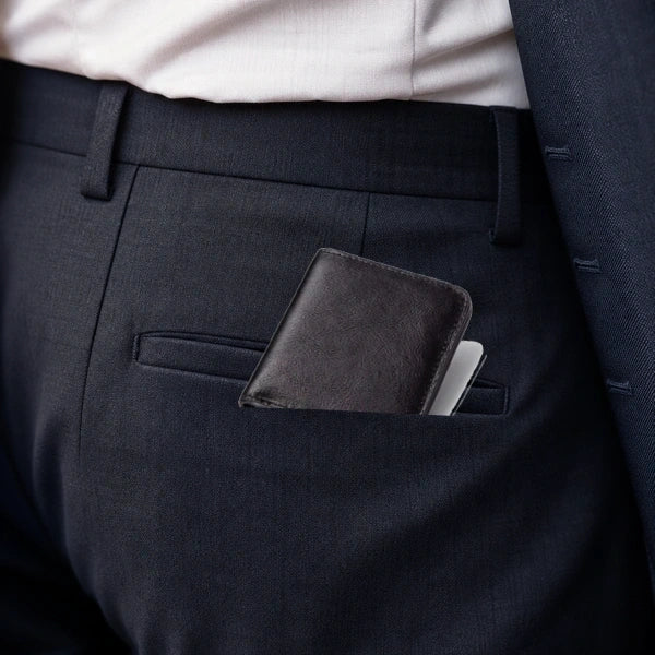 Carteira Masculina de Couro HumerPaul Varenna Preta com Caixa no bolso em visual social masculino