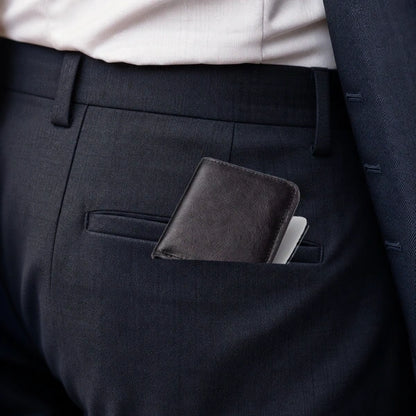 Carteira Masculina de Couro HumerPaul Varenna Preta com Caixa no bolso em visual social masculino
