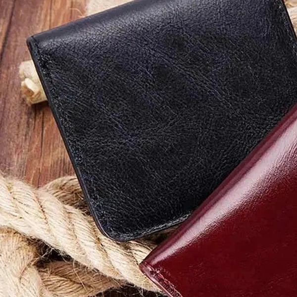 carteira masculina HumerPaul preta em cenário casual