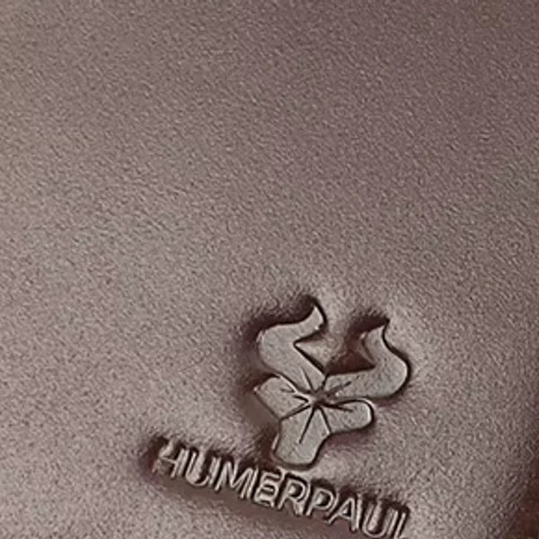 detalhe do logo em carteira masculina HumerPaul cafe