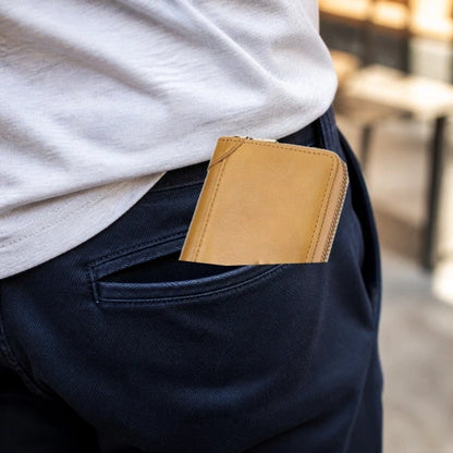 Carteira Masculina de Couro HumerPaul Vittoria Caramelo sendo colocada no bolso em visual casual