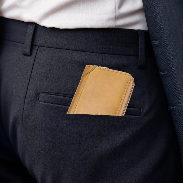 Carteira Masculina de Couro HumerPaul Vittoria Caramelo no bolso em visual social masculino