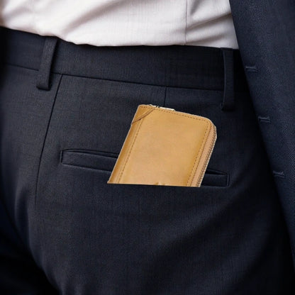 Carteira Masculina de Couro HumerPaul Vittoria Caramelo no bolso em visual social masculino