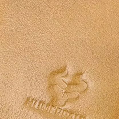 detalhe do logo em carteira masculina HumerPaul caramelo