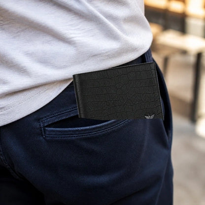 Carteira Masculina de Couro William Polo Prestige sendo colocada no bolso em visual casual