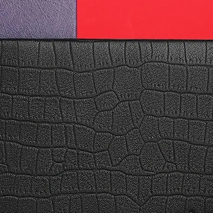 detalhe da textura croco em carteira masculina de couro preta
