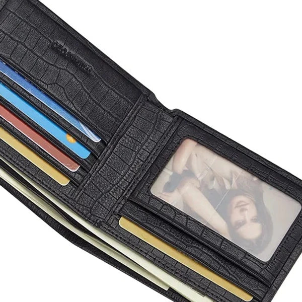 interior da carteira masculina com espacos para cartoes e documento