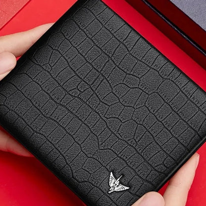 carteira masculina preta compacta com textura elegante na mao