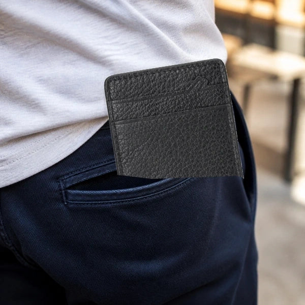Porta Cartao Masculino HumerPaul Astor Preto sendo colocada no bolso em visual casual