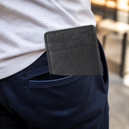 Porta Cartao Masculino HumerPaul Astor Preto sendo colocada no bolso em visual casual