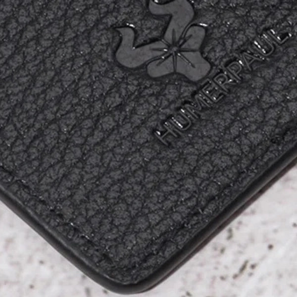 detalhe do logo HumerPaul em porta cartao masculino preto