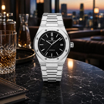 Rel?gio Pagani Design preto em mesa de m?rmore com cristal e ambiente noturno