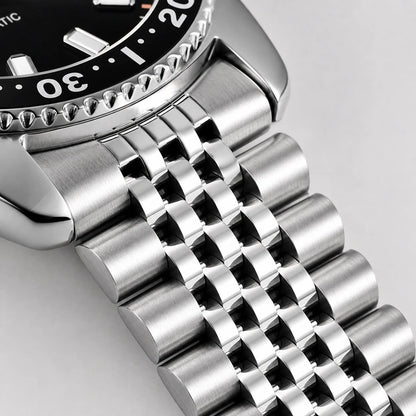 detalhe da pulseira de aço em relógio masculino Benyar