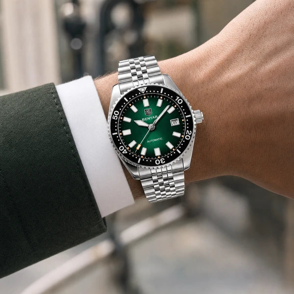 relógio masculino prata Benyar verde no pulso casual