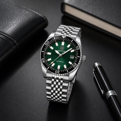 relógio automático masculino Benyar verde em mesa executiva