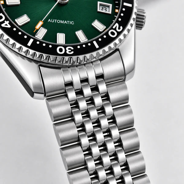 detalhe da pulseira de aço em relógio masculino Benyar