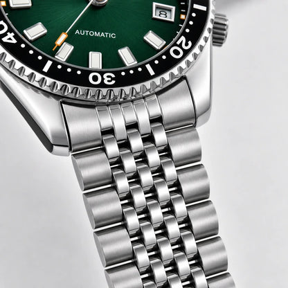 detalhe da pulseira de aço em relógio masculino Benyar