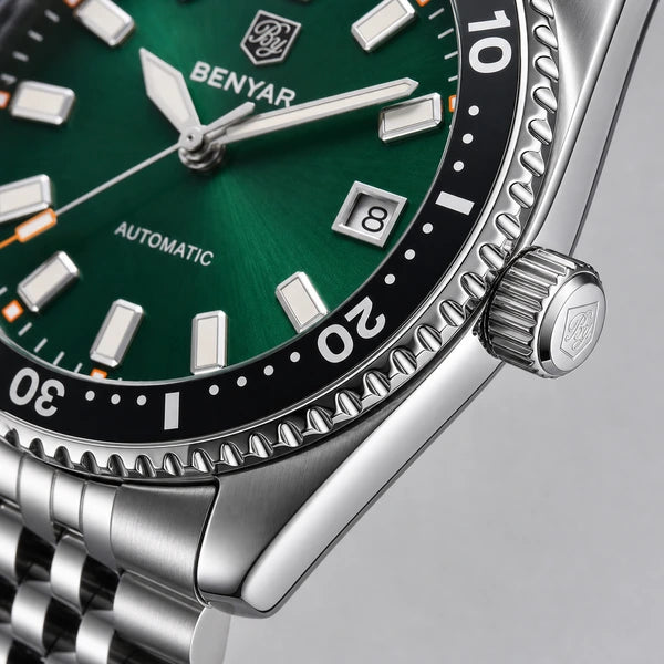 close da coroa e bezel em relógio de mergulho Benyar Riviera Verde