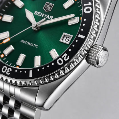 close da coroa e bezel em relógio de mergulho Benyar Riviera Verde