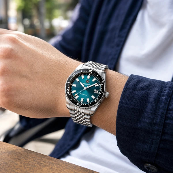 relógio masculino prata Benyar azul petróleo no pulso casual