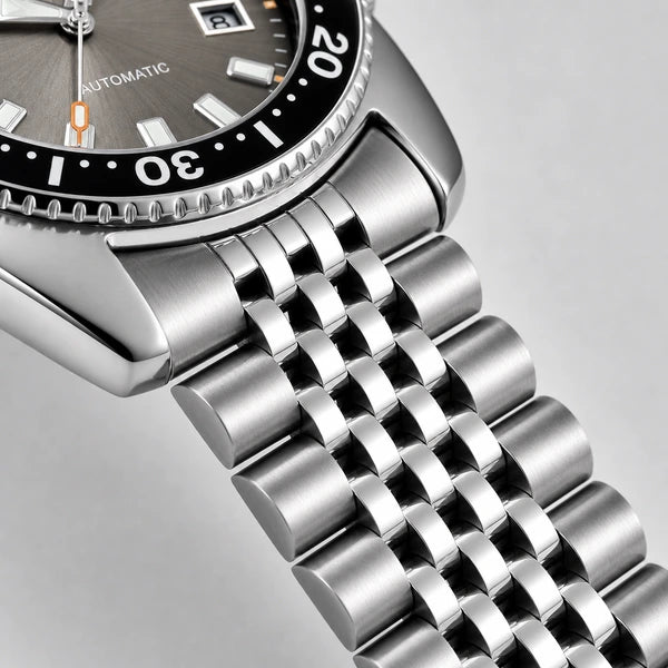 detalhe da pulseira de aço em relógio masculino Benyar