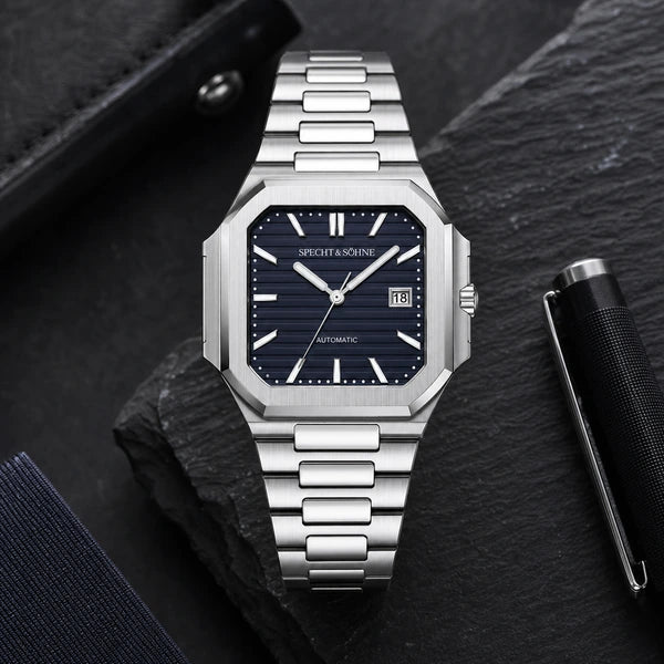 Relogio Masculino Azul Escuro Specht & Sohne Cubico Automatico em composicao lifestyle luxuosa
