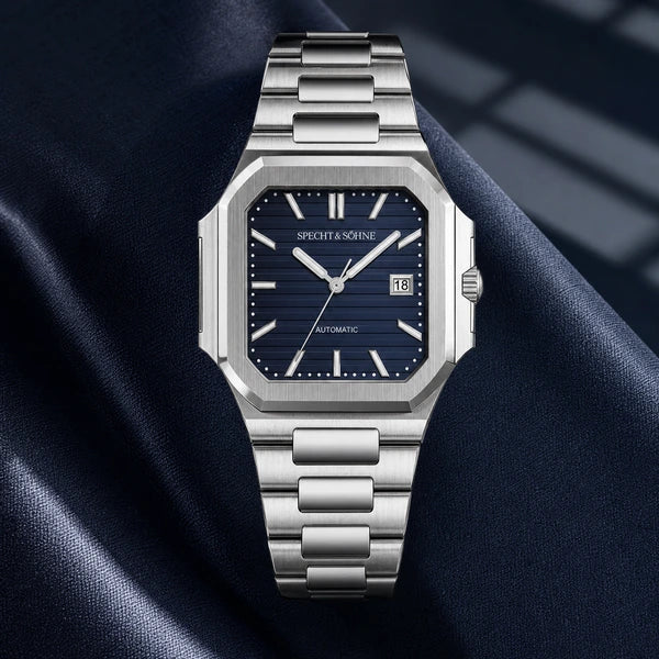 Relogio Masculino Azul Escuro Specht & Sohne Cubico Automatico em composicao editorial com tecido premium