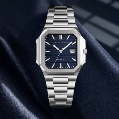 Relogio Masculino Azul Escuro Specht & Sohne Cubico Automatico em composicao editorial com tecido premium