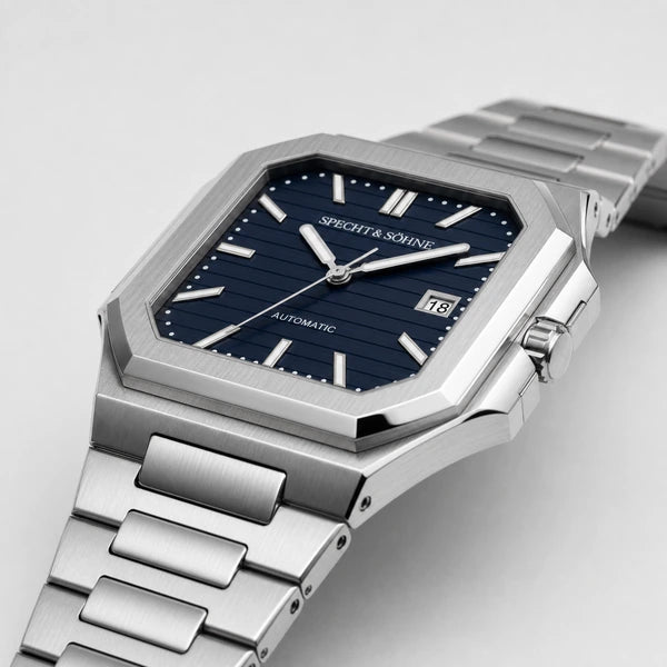 Relogio Masculino Azul Escuro Specht & Sohne Cubico Automatico em vista lateral com detalhe da caixa