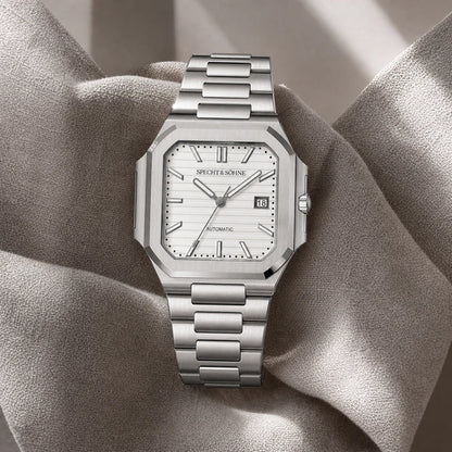 Relogio Masculino Branco Specht & Sohne Cubico Automatico em composicao editorial com tecido premium