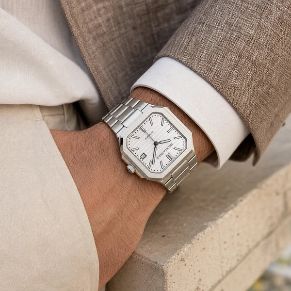 Relogio Masculino Branco Specht & Sohne Cubico Automatico no pulso em cena editorial premium