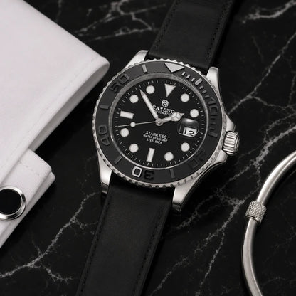 Relógio Masculino Caseno Yacht 8236G Prata em composição editorial premium