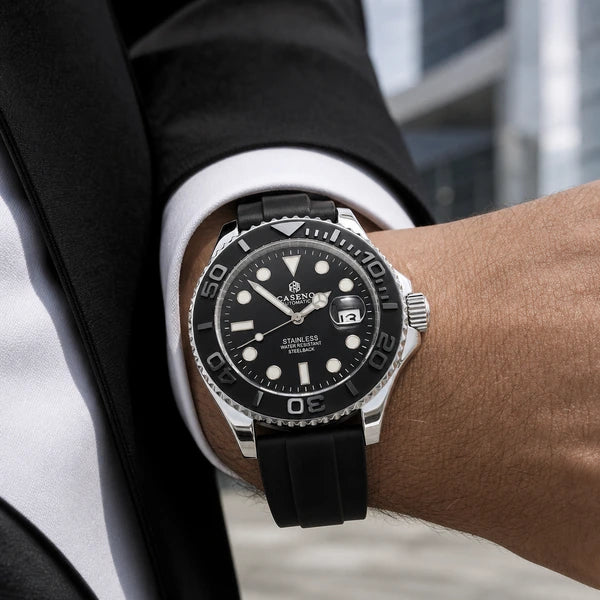 Relógio Masculino Caseno Yacht 8236G Prata no pulso em cena editorial premium